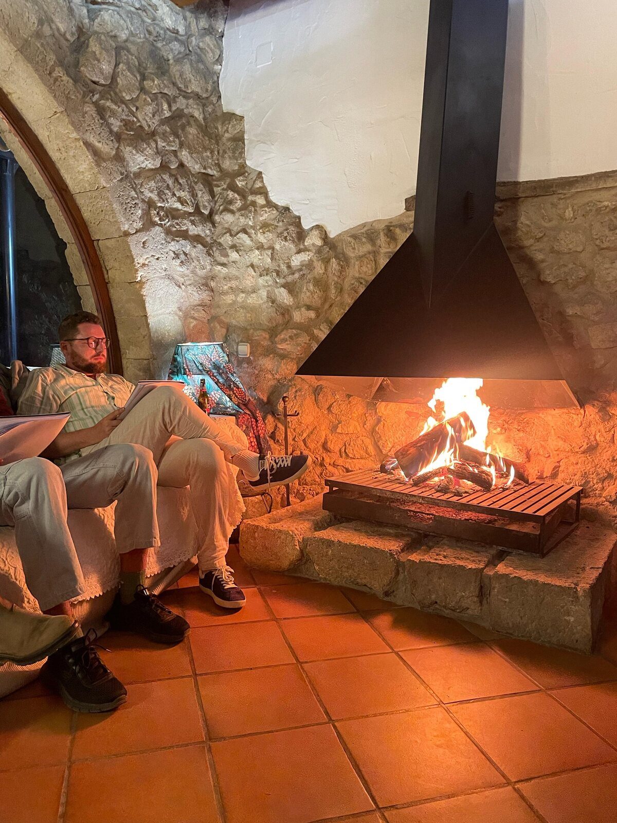 Noche junto a la chimenea con música durante el retiro