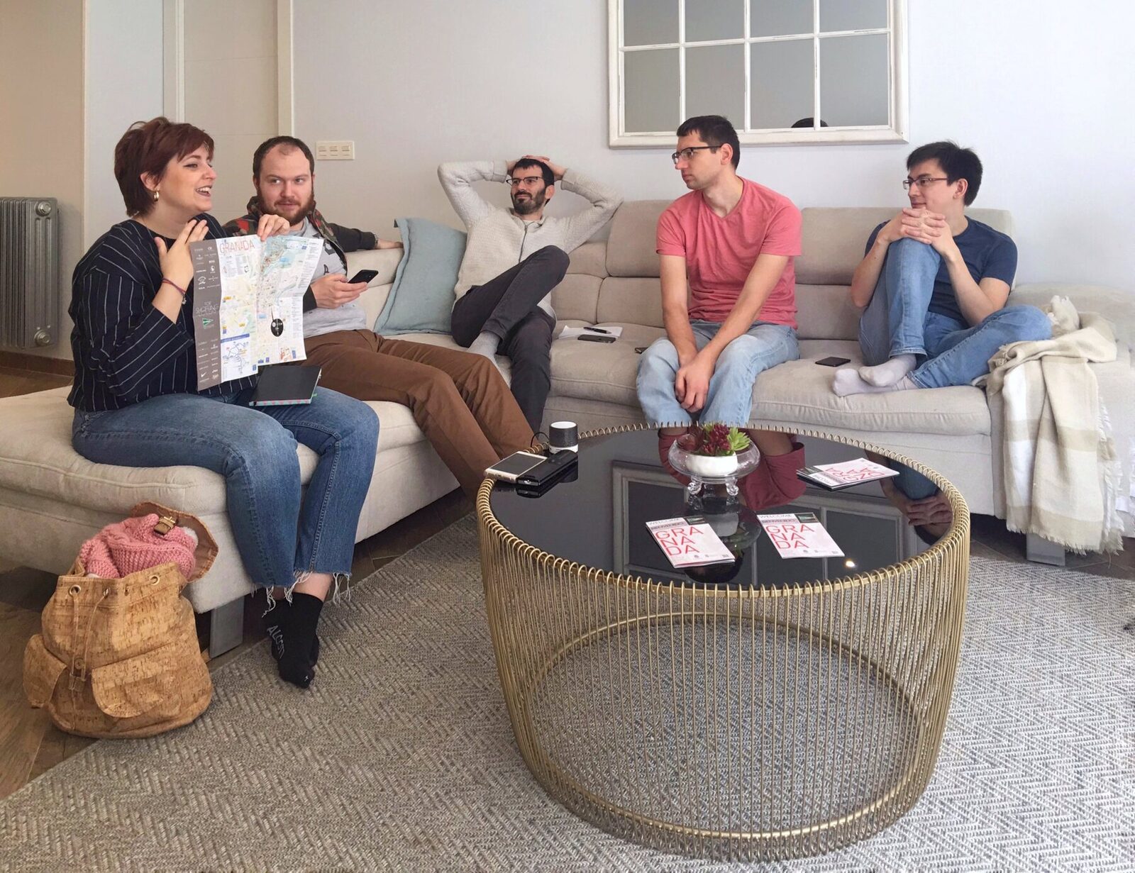 Alumnos conversando en el salón