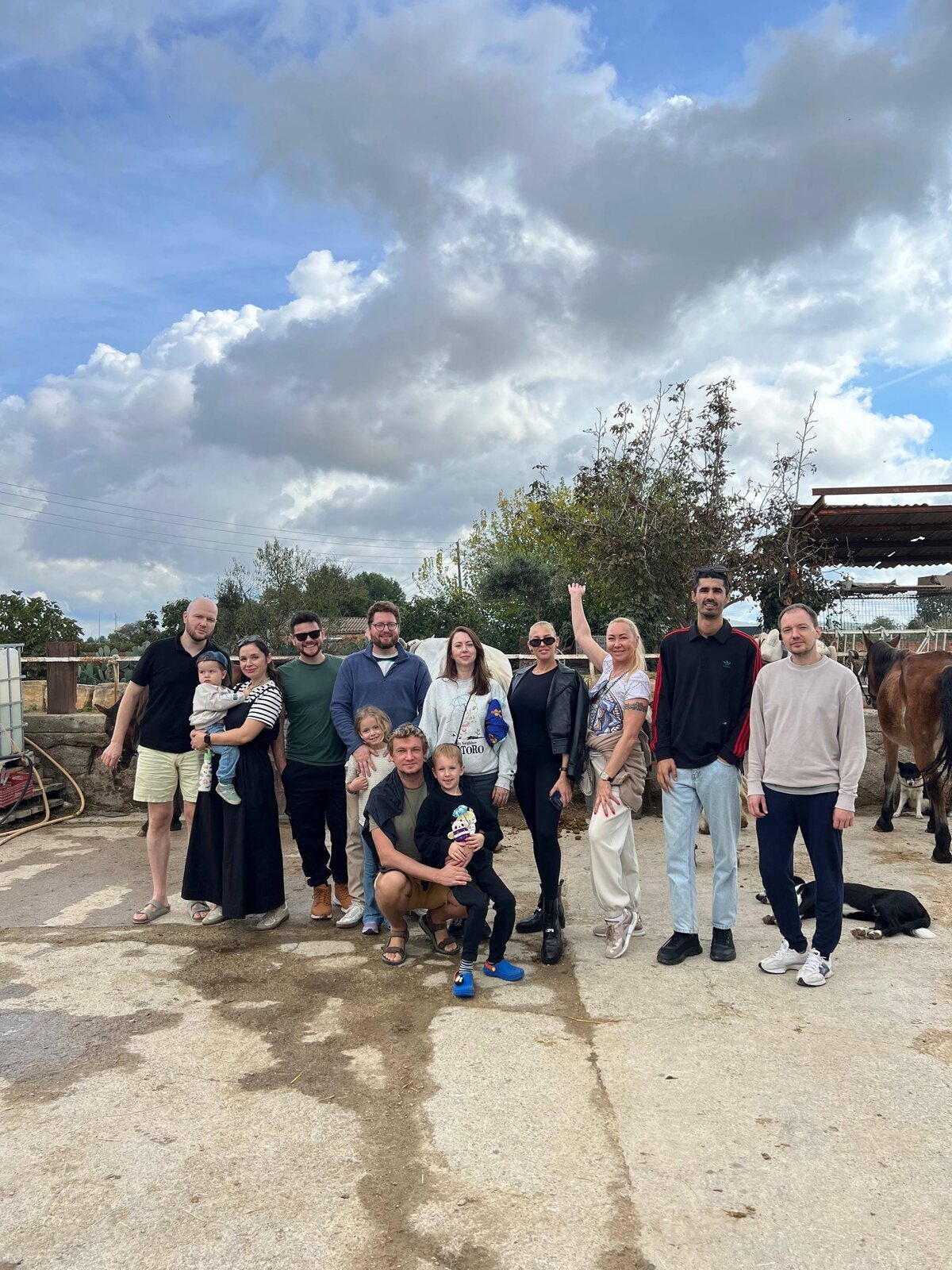 El grupo en las cuadras antes del paseo a caballo