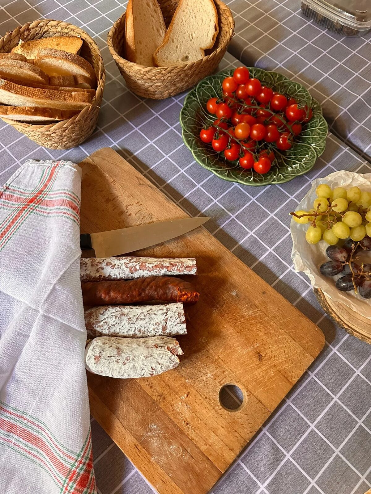 Embutidos, pan y productos locales