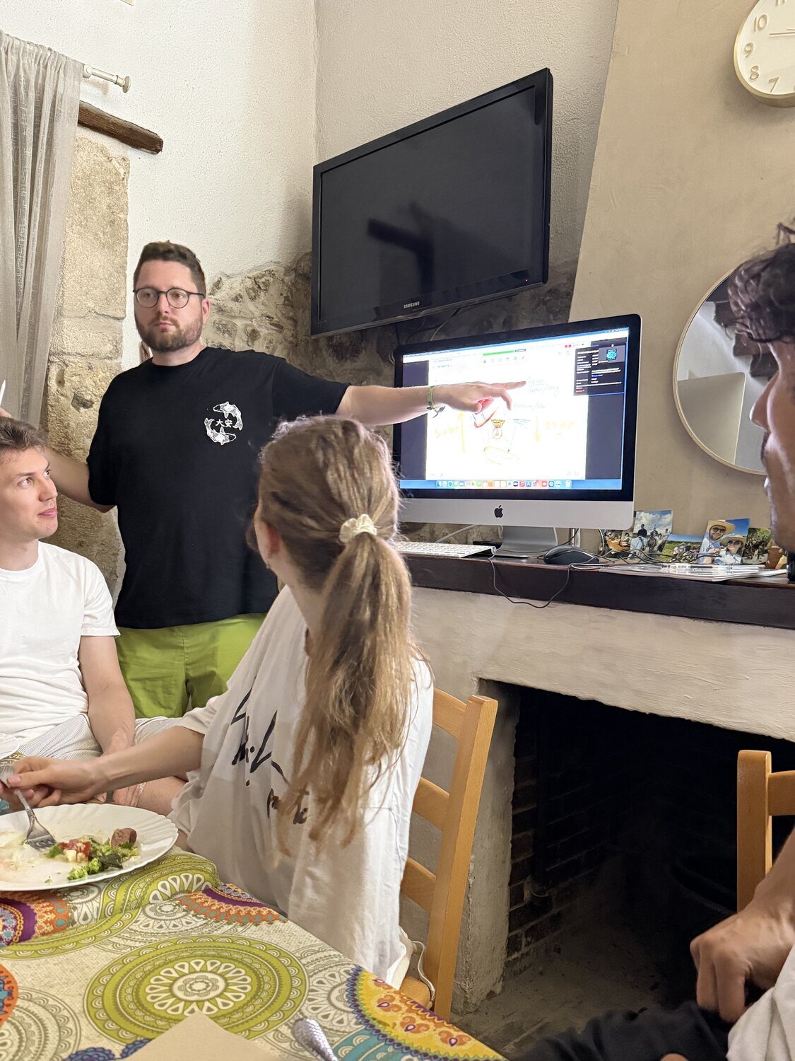 Clase con pantalla en el salón de la casa