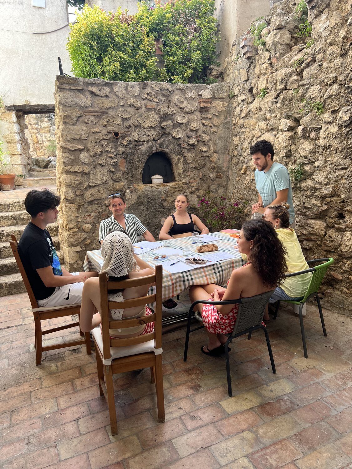 Conversación en el patio de piedra